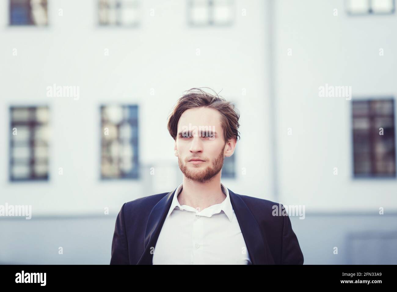 Beau portrait de jeune homme en ville Banque D'Images