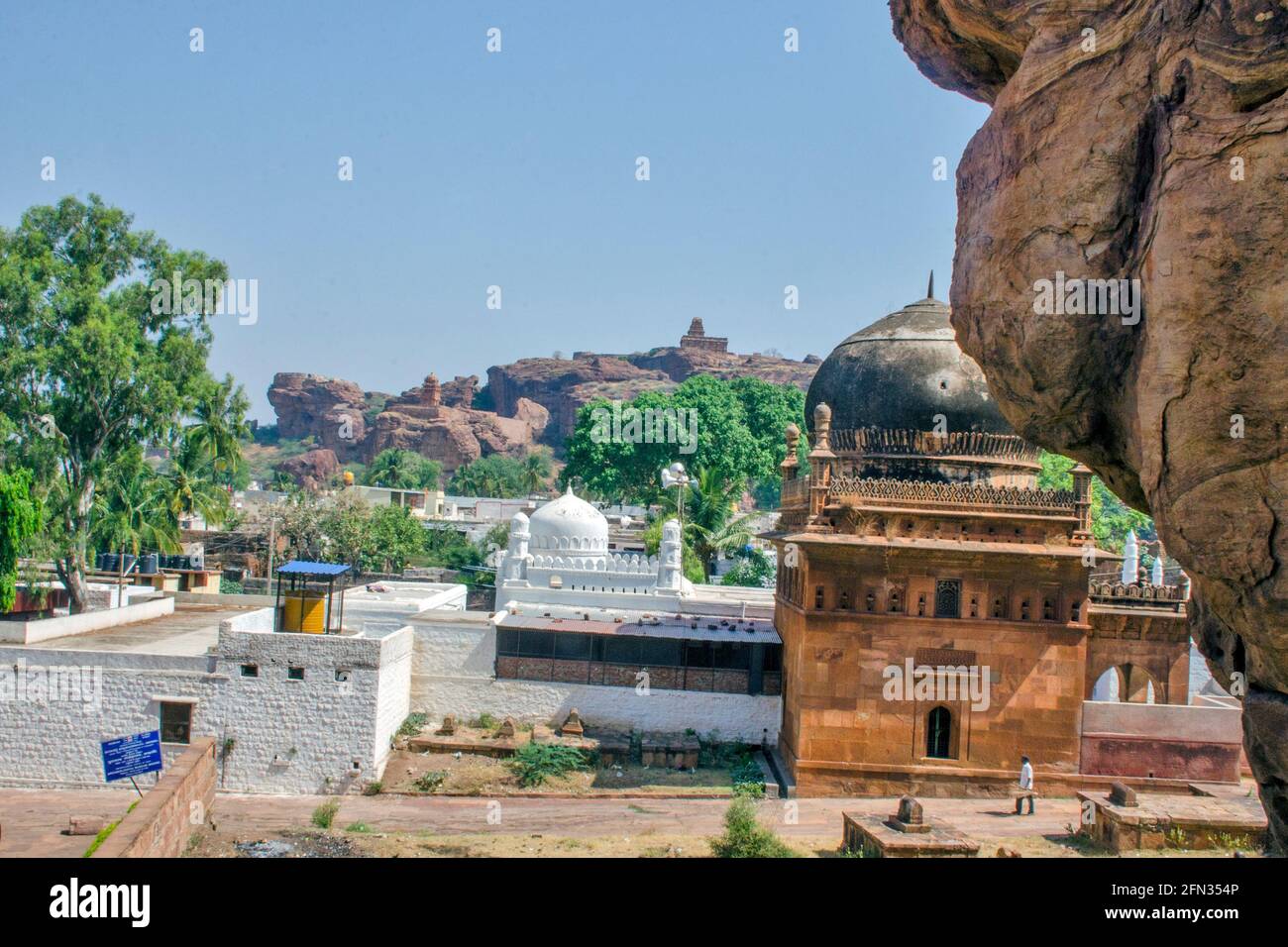 Vue sur la ville de Badami depuis le sommet du temple de la grotte de Badami. Le même cadre de la photo montre le temple sur la colline et la mosquée en dessous. Banque D'Images
