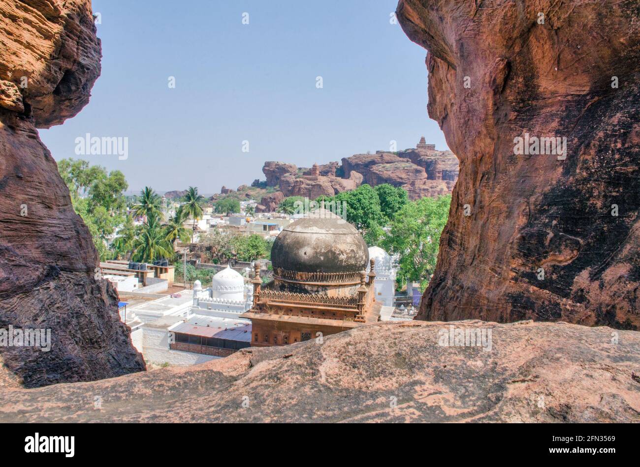 Vue sur la ville de Badami depuis le sommet du temple de la grotte de Badami. Le même cadre de la photo montre le temple sur la colline et la mosquée en dessous. Banque D'Images