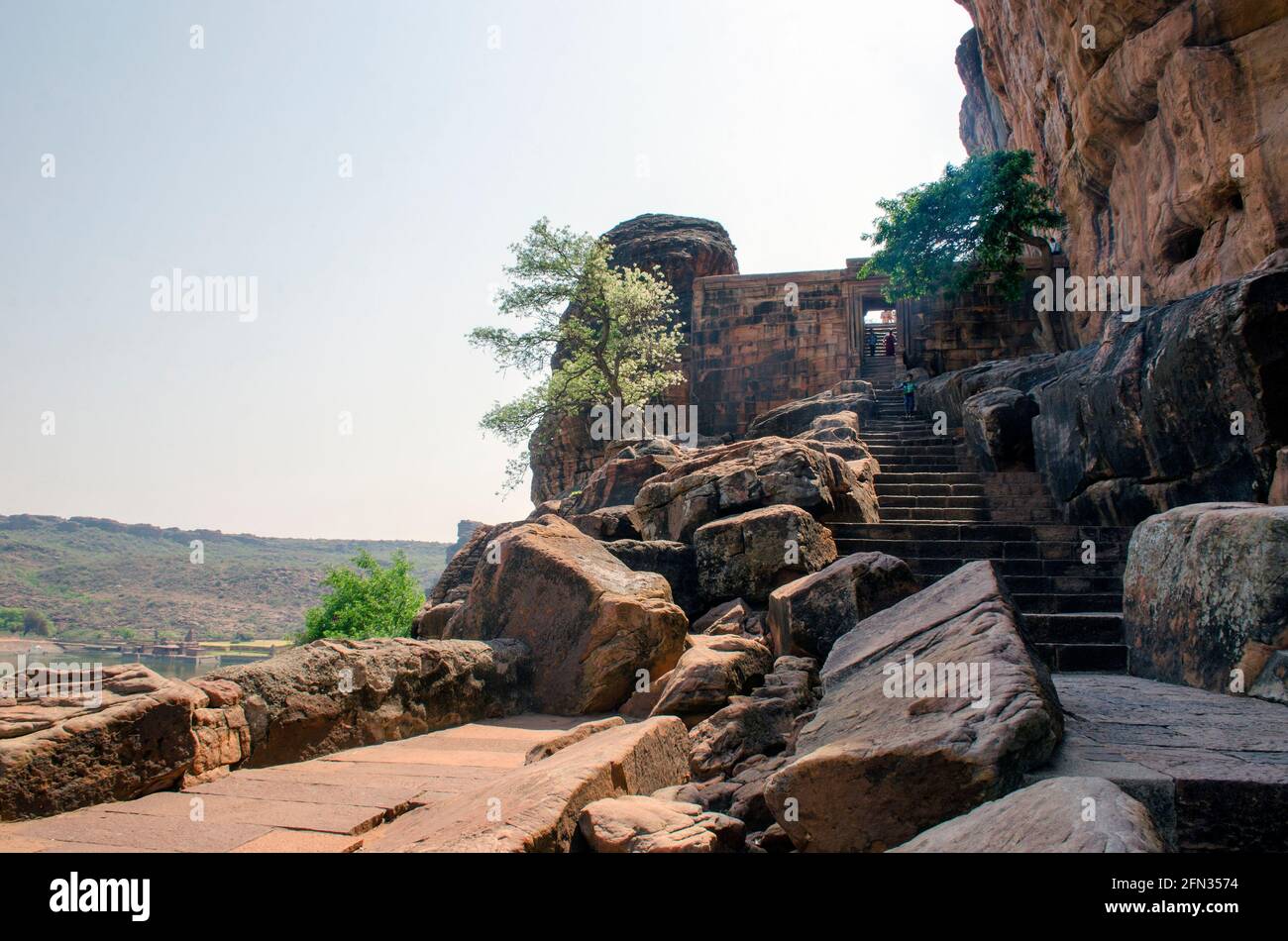 Photos de la route et des escaliers menant au temple de la grotte de Badami. Un arbre sur le côté de la route peut être vu dans le paysage éloigné avec lui. Banque D'Images