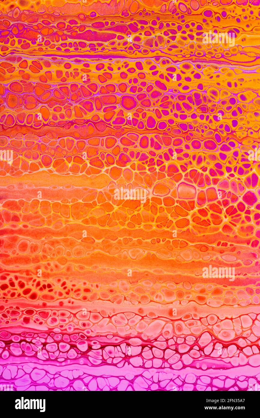 Peinture acrylique abstraite colorée en rouge, jaune et violet. Cellules à écoulement libre. Verser. Banque D'Images