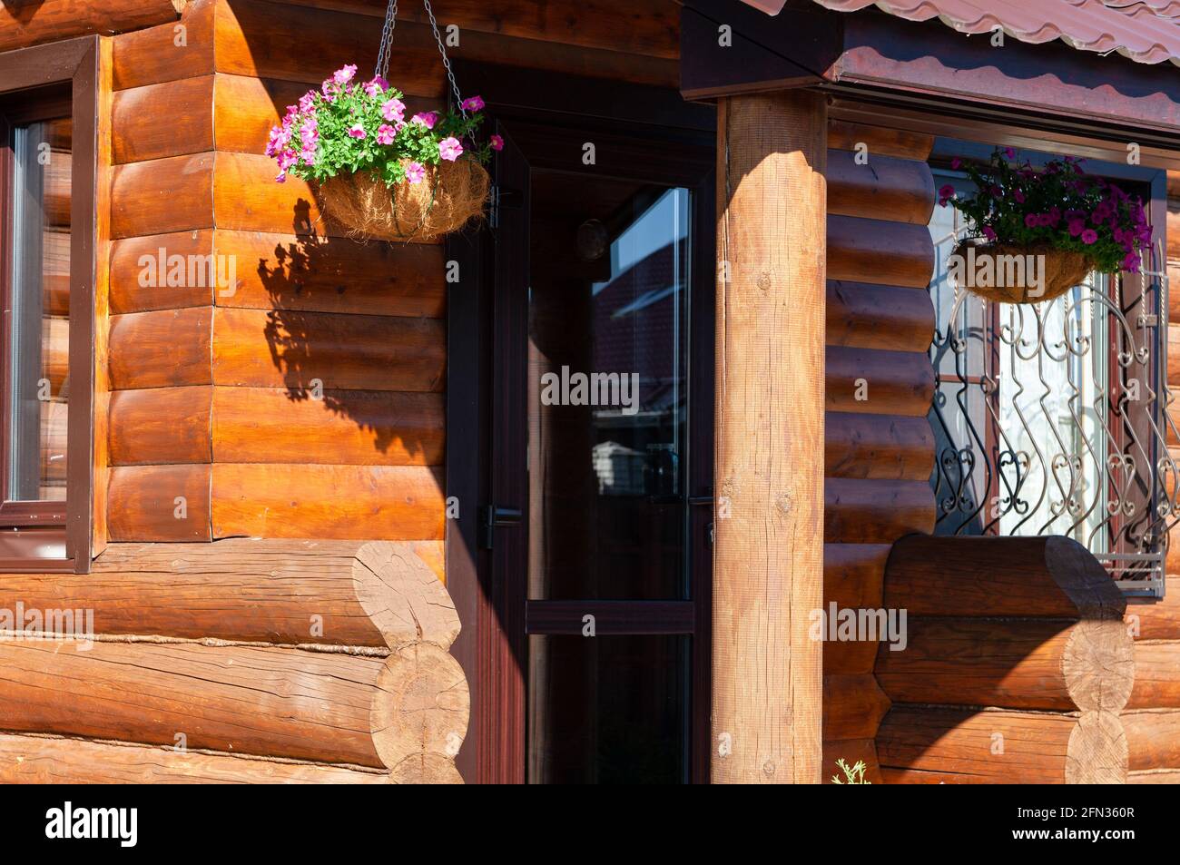 Fragment de maison en bois avec entrée décorée. Mode de vie rural. Banque D'Images