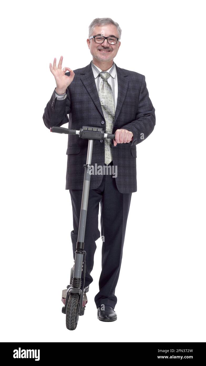 Homme mature avec scooter électrique montrant un geste OK Banque D'Images