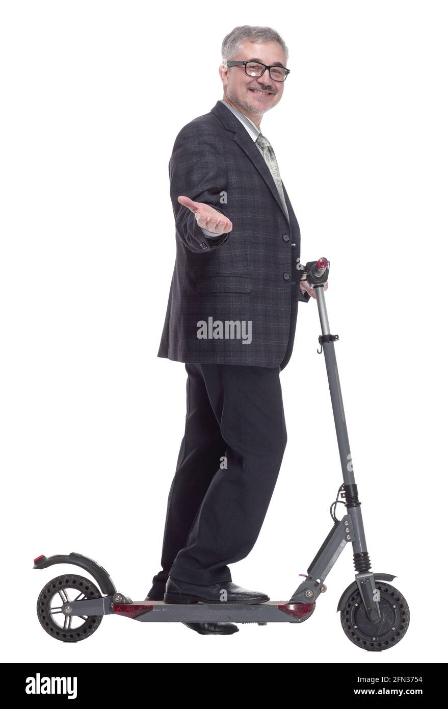 homme adulte sympathique avec un scooter électrique. isolé sur un blanc Banque D'Images