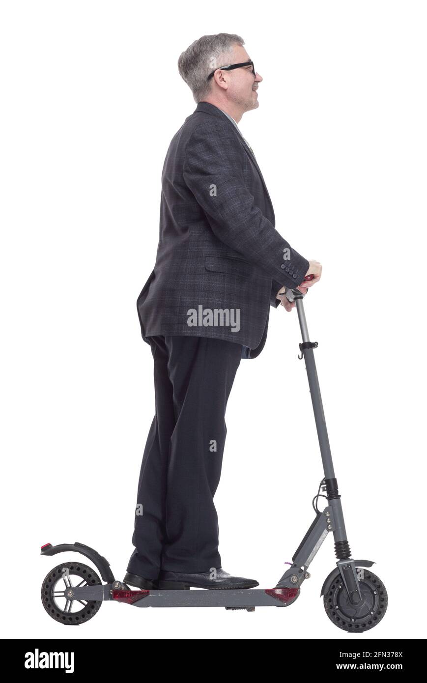 homme avec un scooter électrique pointant vers un écran blanc Banque D'Images