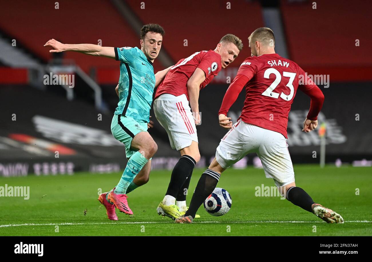 Diogo Jota de Liverpool (à gauche) combat avec Scott McTominay (au centre) de Manchester United et Luke Shaw lors du match de la Premier League à Old Trafford, Manchester. Date de la photo: Jeudi 13 mai 2021. Banque D'Images