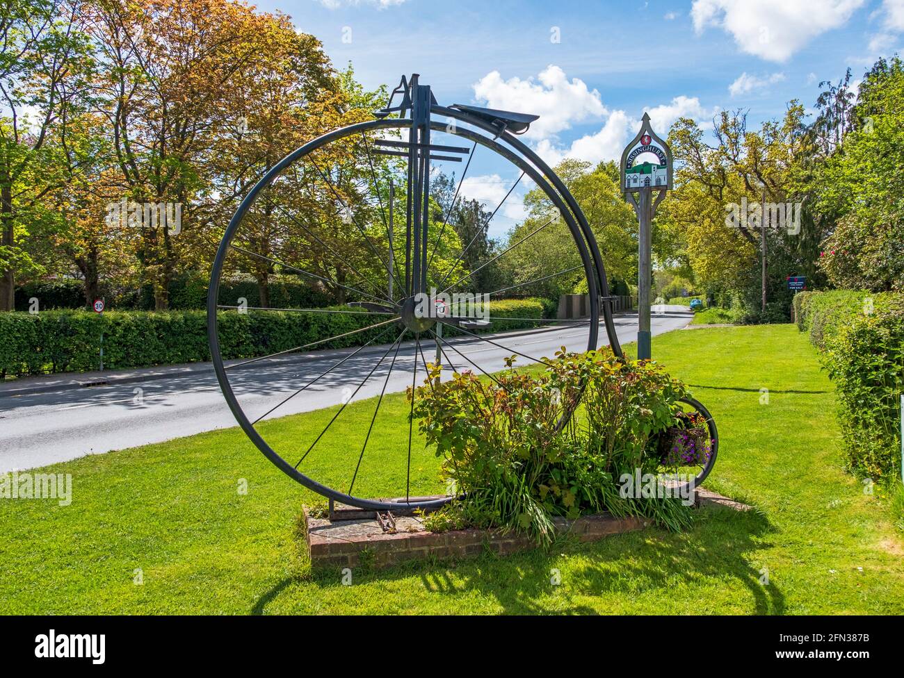 Le vélo géant Penny Farthing à l'entrée du village de Sissinghurst, Kent, Royaume-Uni Banque D'Images