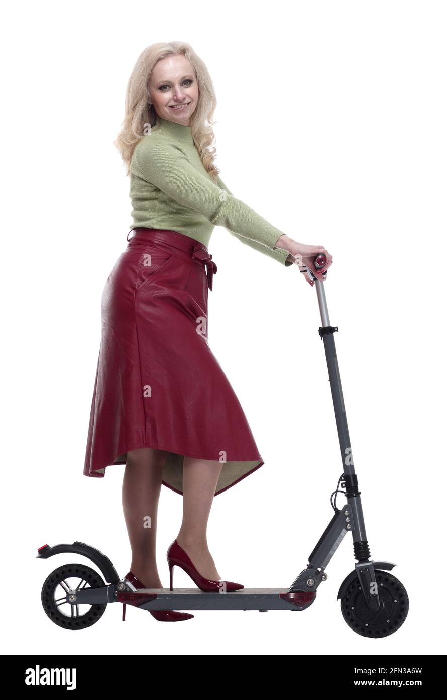 femme souriante se déplaçant sur un scooter électrique. isolée sur un blanc Banque D'Images