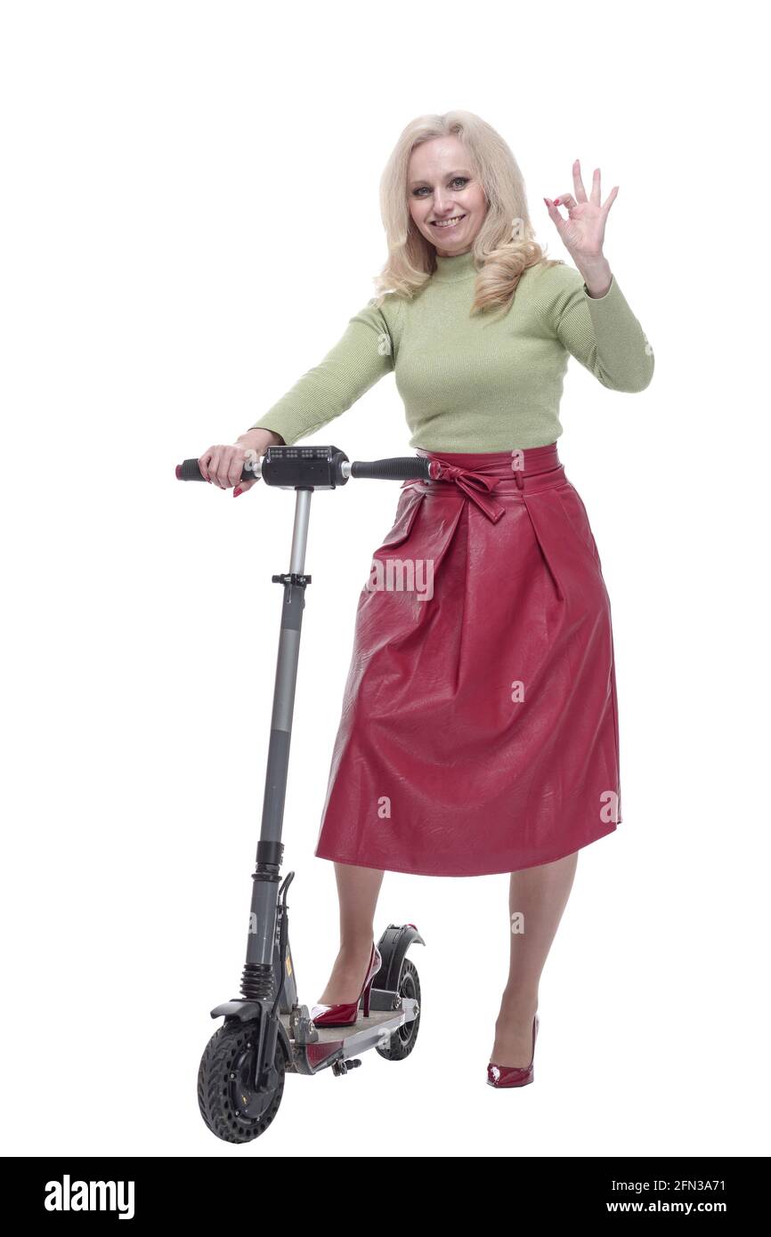 femme souriante avec scooter électrique montrant les pouces vers le haut Banque D'Images