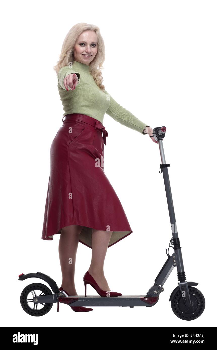 femme sympathique avec un scooter électrique qui vous regarde. Banque D'Images