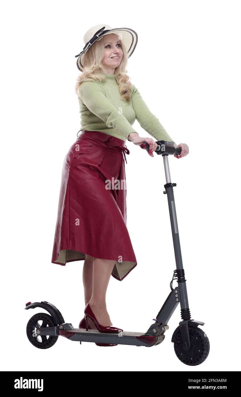 femme à la mode dans un chapeau d'été utilisant un scooter électrique Banque D'Images