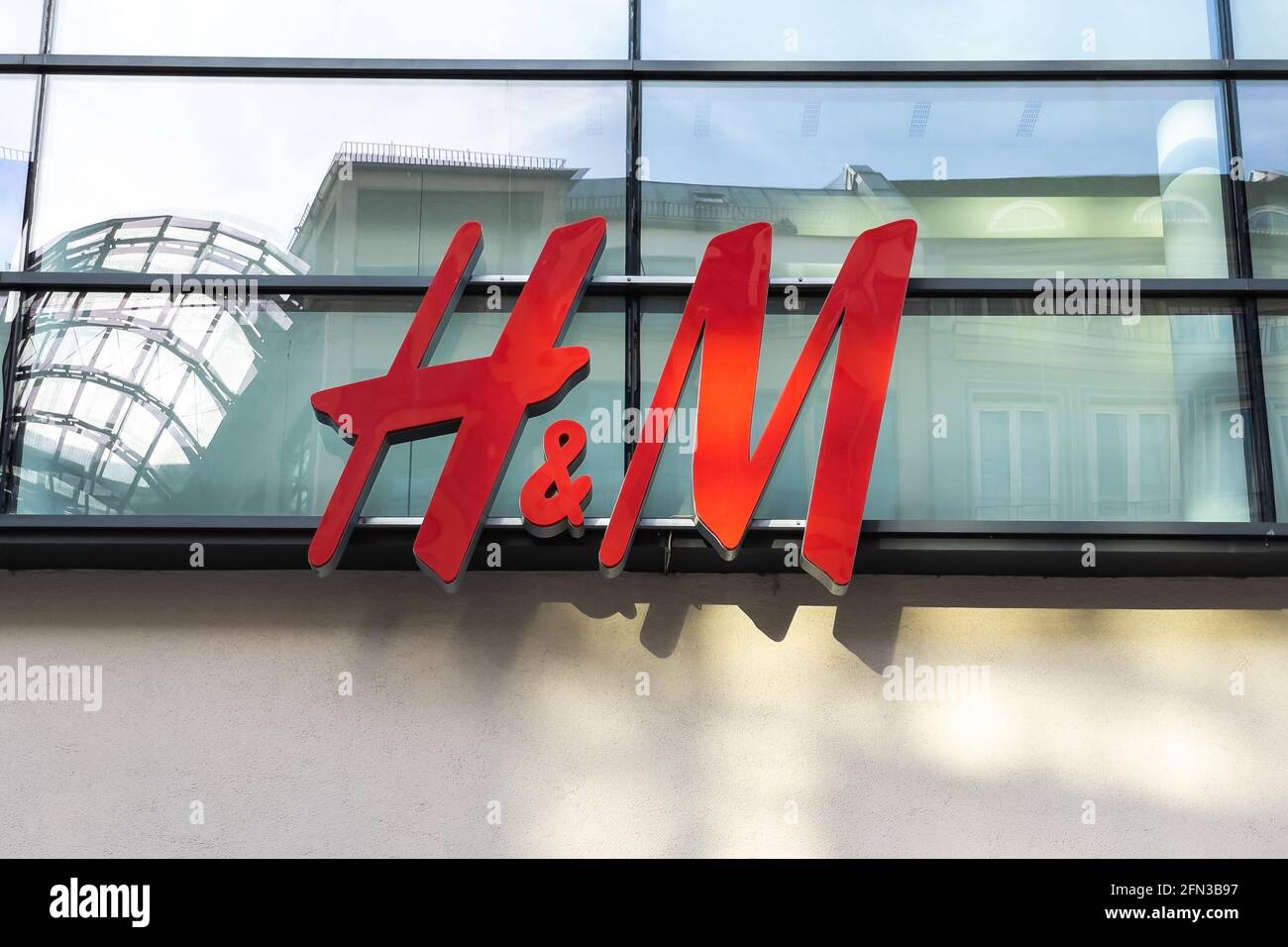 Panneaux H et M dans le centre-ville de Fulda Banque D'Images