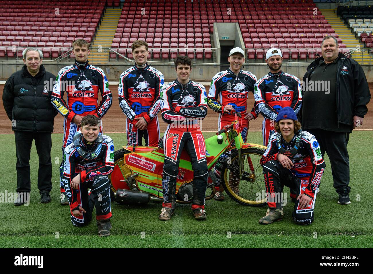 Manchester, Royaume-Uni. 13 mai 2021. MANCHESTER, ROYAUME-UNI. 13 MAI. Belle vue Colts 2021 : (g-D) Graham Goodwin (directeur), Jack Parkinson-Blackburn, Connor Coles, Ben Woodhull, Paul Bowen, Benji Compton. Steve Williams (directeur) à genoux : Sam McGurk, Harry McGurk lors de la Journée des médias Belle vue Aces au Stade National Speedway, Manchester, le jeudi 13 mai 2021. (Credit: Ian Charles | MI News) Credit: MI News & Sport /Alay Live News Banque D'Images