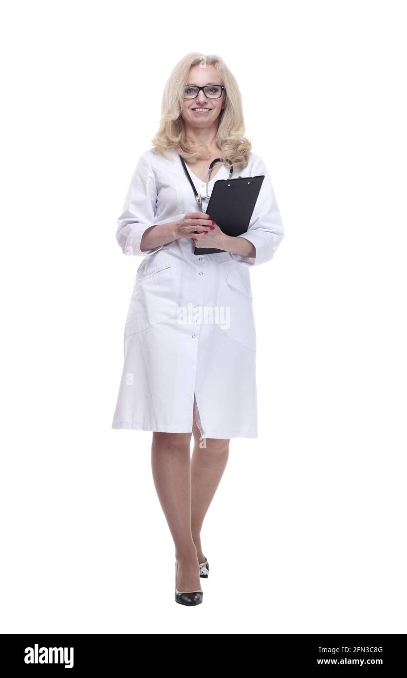 femme thérapeute avec le presse-papiers striding vers l'avant . isolé sur un blanc Banque D'Images