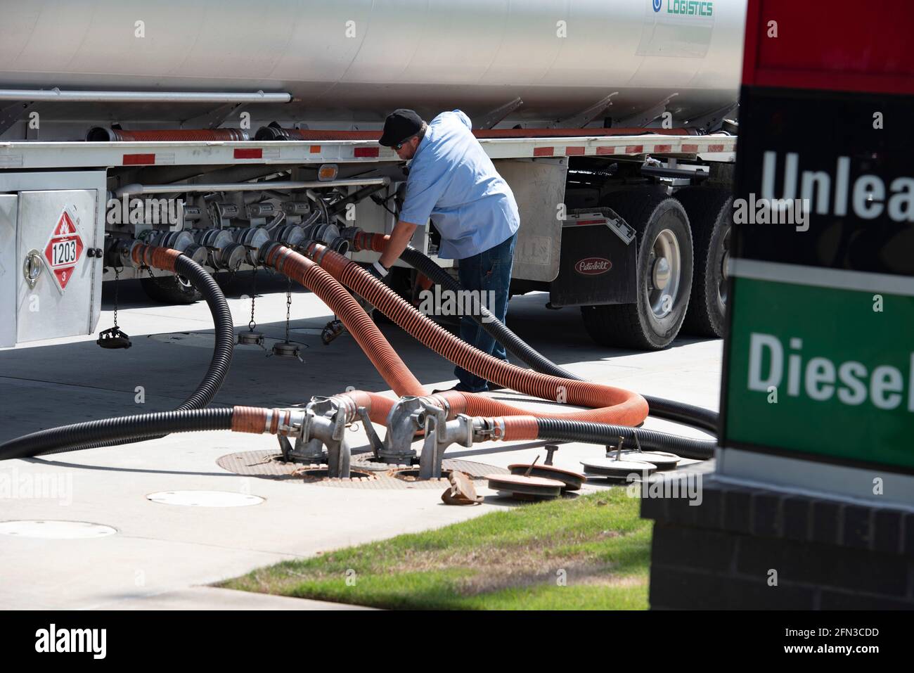 Canton, Géorgie, États-Unis. Mai 13 2021: : Terry Smith, un chauffeur pour les partenaires de Magellan Midstream, installe les flexibles dans des réservoirs souterrains à une station-service au fur et à mesure que l'essence est réapprovisionnée. Les approvisionnements ont été interrompus pendant plusieurs jours pendant la fermeture du pipeline colonial, provoquant des pénuries massives d'essence dans le Sud-est.le plus grand pipeline de carburant de nationÃs pourrait être officiellement remis en service, Mais une grande partie du Sud-est attendait encore jeudi le soulagement de l'achat de panique qui a nettoyé plus de la moitié des stations-service en Géorgie, en Virginie et dans les Carolinas. (Image de crédit : © Robin Rayne/ZUMA Wire) Banque D'Images