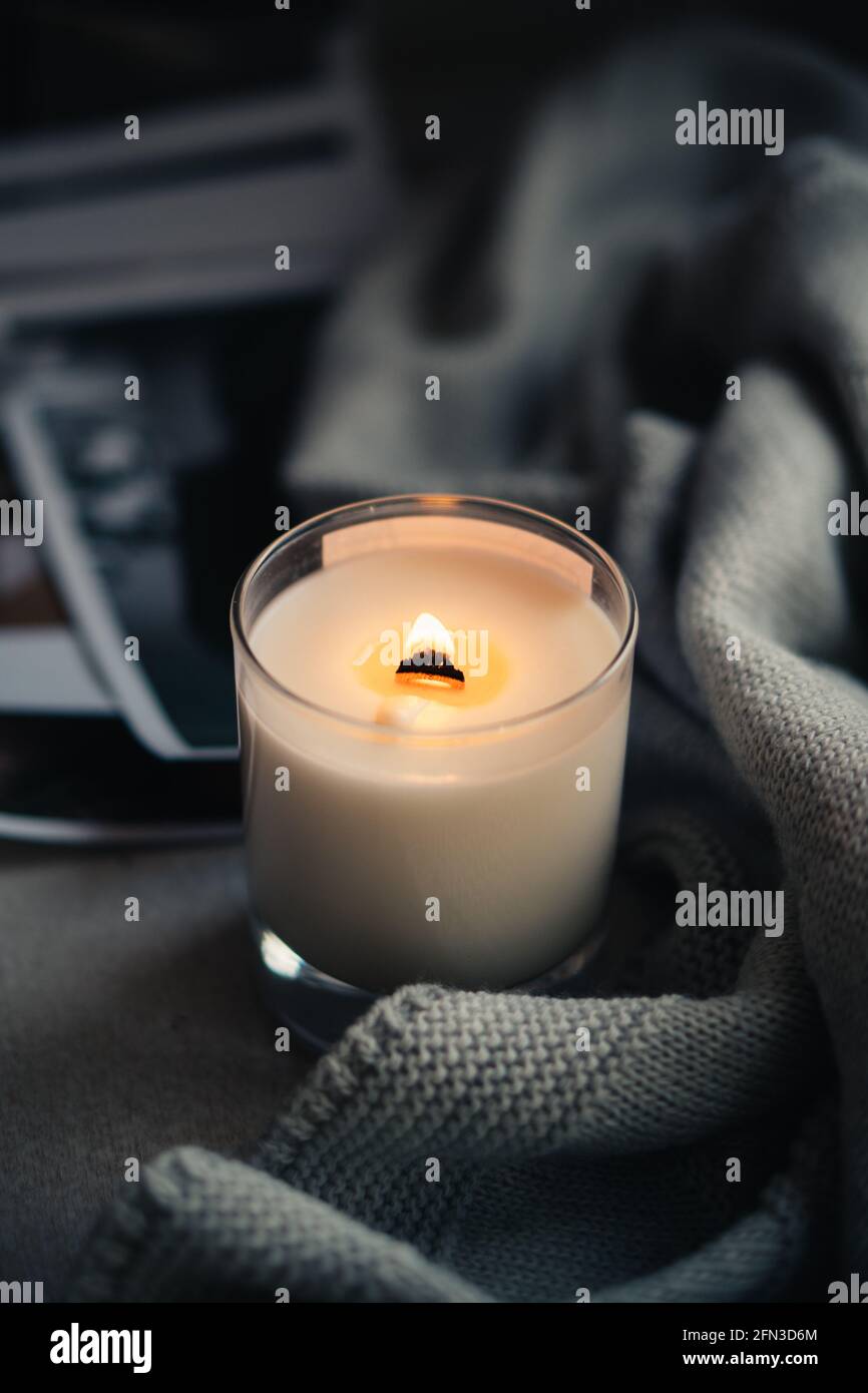 Bougie en verre brûlante avec mèche en bois, bougie en cire naturelle faite  à la main avec couverture tricotée Photo Stock - Alamy