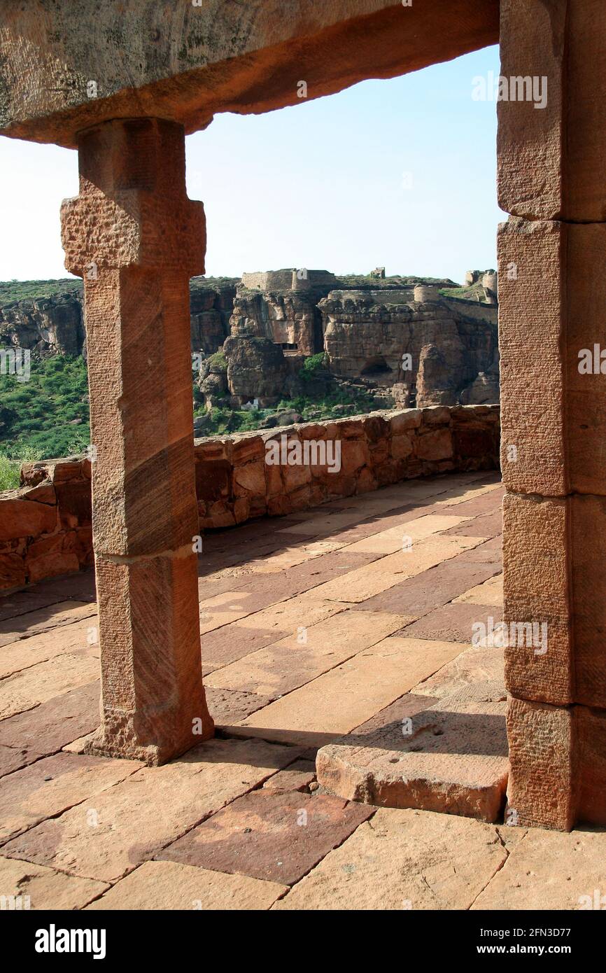 Véranda avec un pilier en pierre et des dalles dans un temple à Badami, Karnataka, Inde, Asie Banque D'Images