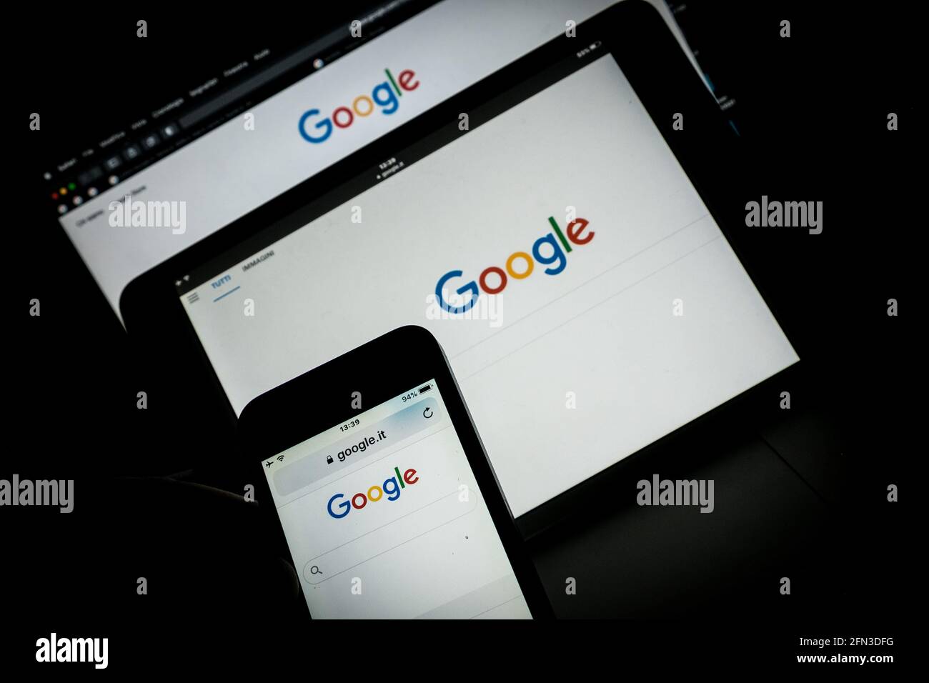 Rome, Italie. 13 mai 2021. Composition photo du symbole du moteur de recherche Google représenté sur un ordinateur personnel et un smartphone, l'Autorité de la concurrence et du marché a imposé une amende de plus de 102 millions d'euros à la société Alphabet et ses filiales Google et Google Italie pour exclusion d'Android Auto JuicePass, L'application Enel X pour la recherche et la réservation de postes de charge pour voitures électriques. (Photo par Andrea Ronchini/Pacific Press) crédit: Pacific Press Media production Corp./Alay Live News Banque D'Images