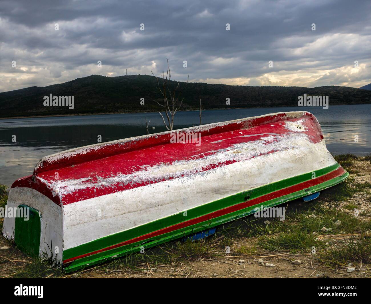 Bateau à l'envers dans le lac Banque D'Images