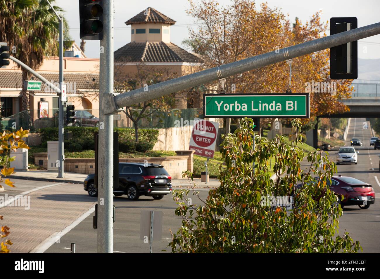 Yorba Linda, Californie, États-Unis - 12 décembre 2020 : la lumière de l'après-midi brille sur la rue principale historique du centre-ville de Yorba Linda. Banque D'Images