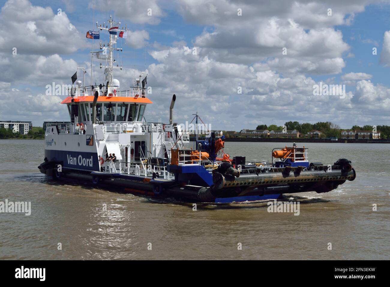 Le dredger hybride à injection d'eau Maas travaillant autour du King George V Lock à Londres Banque D'Images