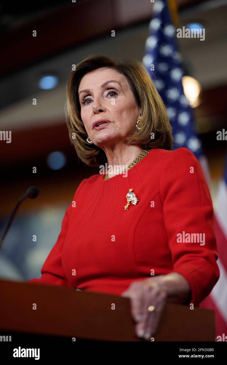 Washington, États-Unis. 13 mai 2021. Nancy Pelosi, Présidente de la Chambre des États-Unis, parle lors de sa conférence de presse hebdomadaire sur Capitol Hill à Washington, DC, aux États-Unis, le 13 mai 2021. Credit: Ting Shen/Xinhua/Alay Live News Banque D'Images