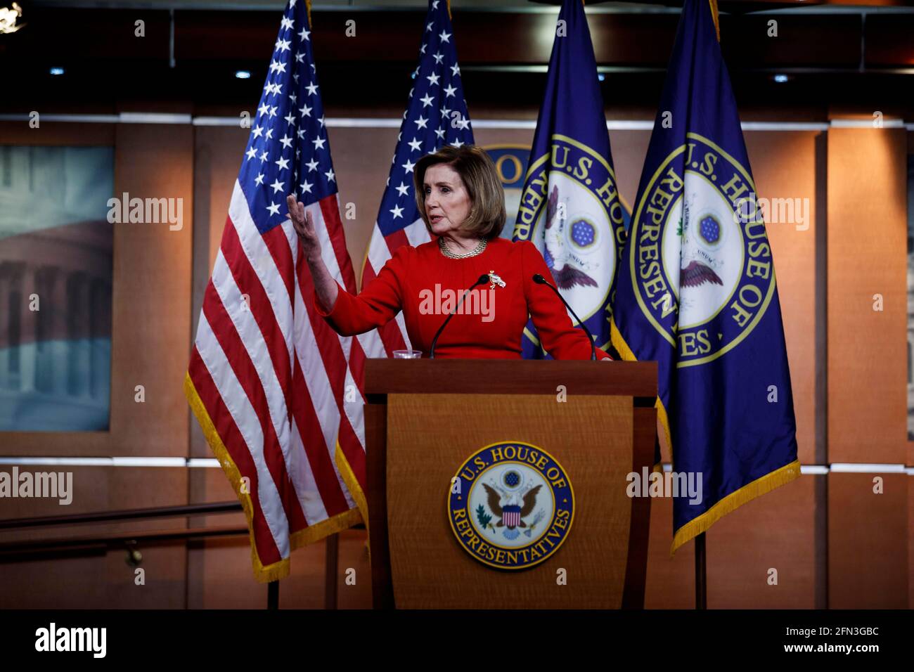 Washington, États-Unis. 13 mai 2021. Nancy Pelosi, Présidente de la Chambre des États-Unis, parle lors de sa conférence de presse hebdomadaire sur Capitol Hill à Washington, DC, aux États-Unis, le 13 mai 2021. Credit: Ting Shen/Xinhua/Alay Live News Banque D'Images