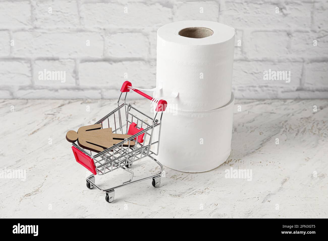 Composition créative avec rouleaux de papier toilette et panier près du mur  de briques Photo Stock - Alamy