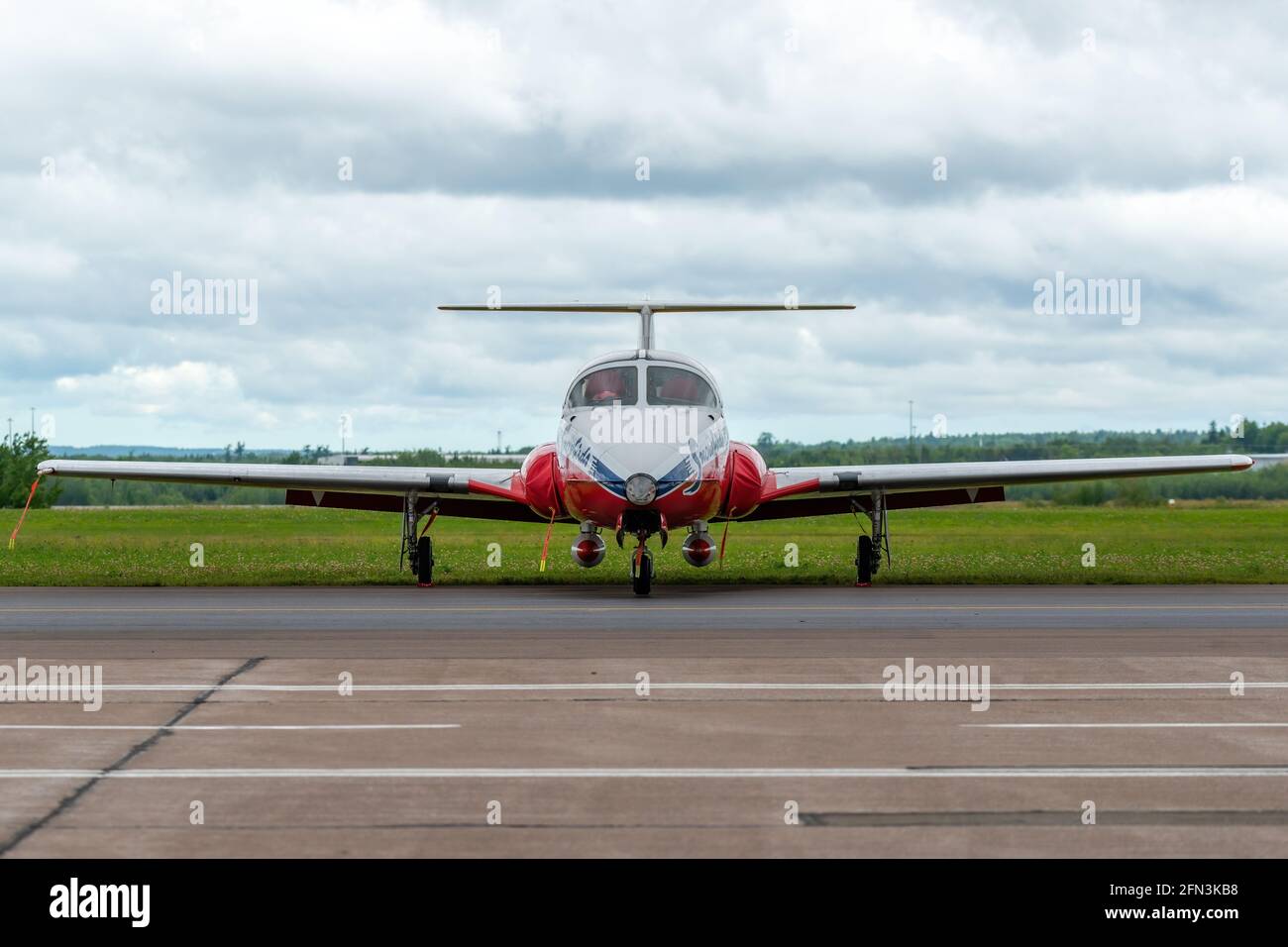 Moncton, N.-B., Canada - le 23 août 2014 : gros plan regardant directement l'avant d'un avion Canadian Snowbirds sur le côté d'une piste. Ciel couvert. Banque D'Images
