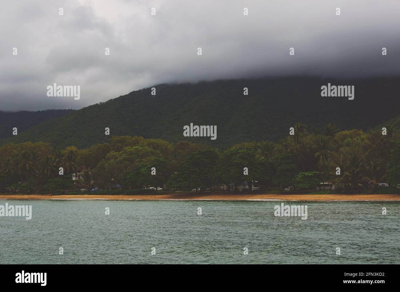 Tempête sur les montagnes à Palm Cove, Queensland, Australie Banque D'Images