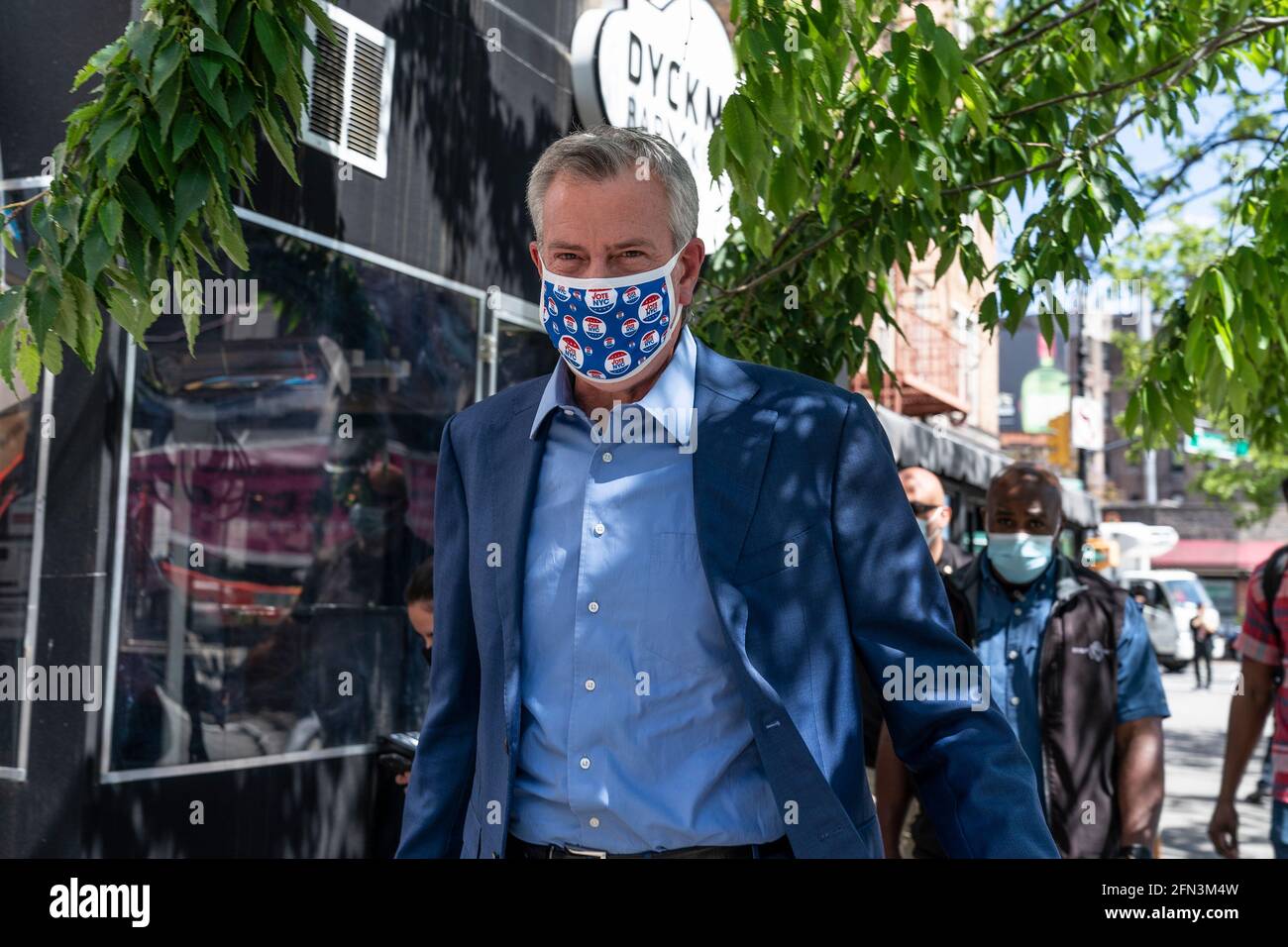New York, États-Unis. 13 mai 2021. Le maire Bill de Blasio arrive à signer le projet de loi Intro. 1933-A rendre permanent le programme des rues ouvertes sur la rue Dyckman à New York le 13 mai 2021. La ville de New York a présenté son populaire programme Open Streets comme un moyen de permettre une distanciation sociale en plein air pendant le COVID-19 et étendu pour permettre aux restaurants de déborder au-delà de leurs zones de restauration en plein air barricadées et dans les rues. (Photo de Lev Radin/Sipa USA) crédit: SIPA US/Alay Live News Banque D'Images