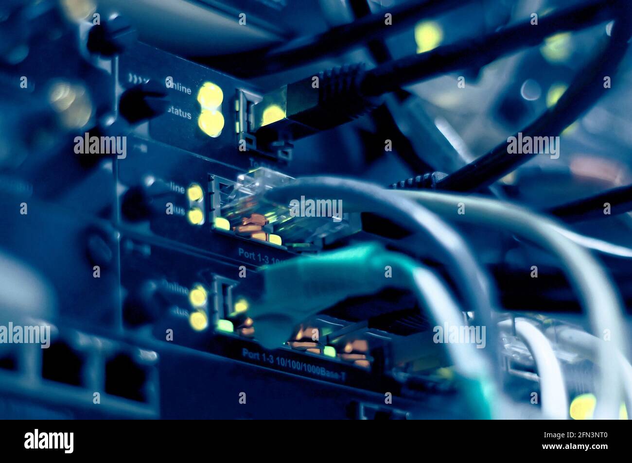 Technologie de connexion réseau avec routeur de commutateur réseau, câbles ethernet et LED d'état pour indiquer l'état de fonctionnement de l'équipement de centre de données dans un téléphone mobile Banque D'Images