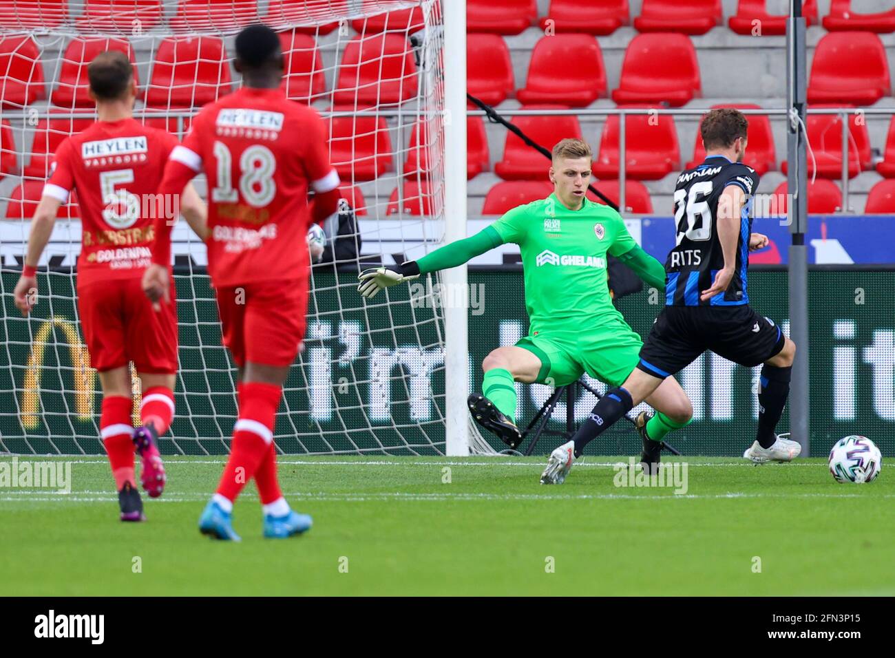 ANVERS, BELGIQUE - 13 MAI : Jean Butez de Royal Anvers et Mats Rits de Club Brugge lors du match Jupiler Pro League entre Royal Antwerp FC et C Banque D'Images