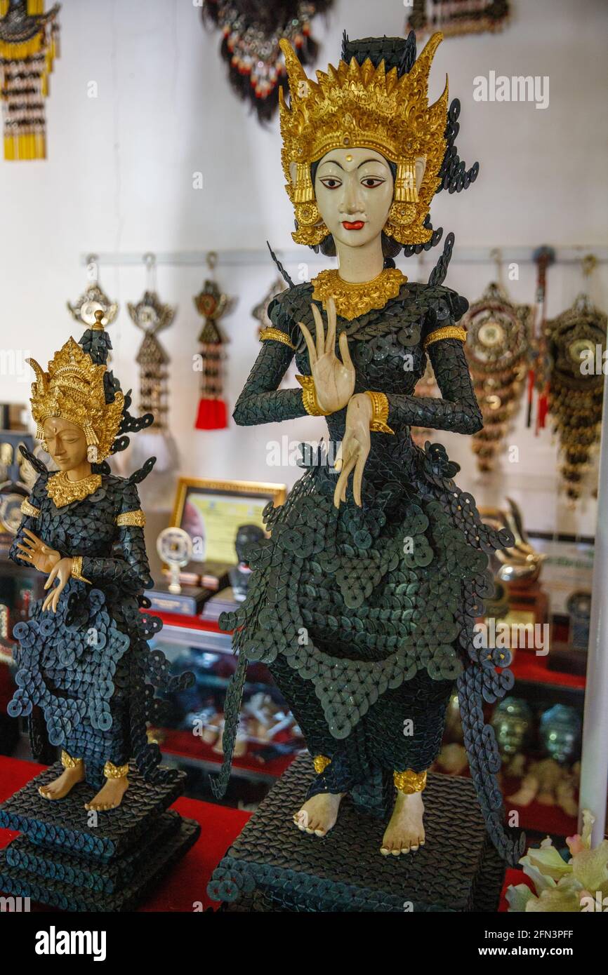 Statue de danseuse traditionnelle balinaise faite de pièces creuses (kepeng, ou pis bolong) et de bois sculpté. Bali, Indonésie. Banque D'Images