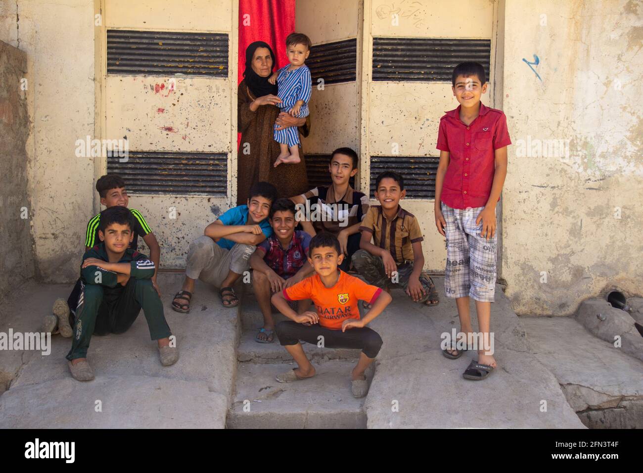 Une famille pose pour une photo à West Mossoul lors de l'opération Mossoul en 2016-2017. Banque D'Images