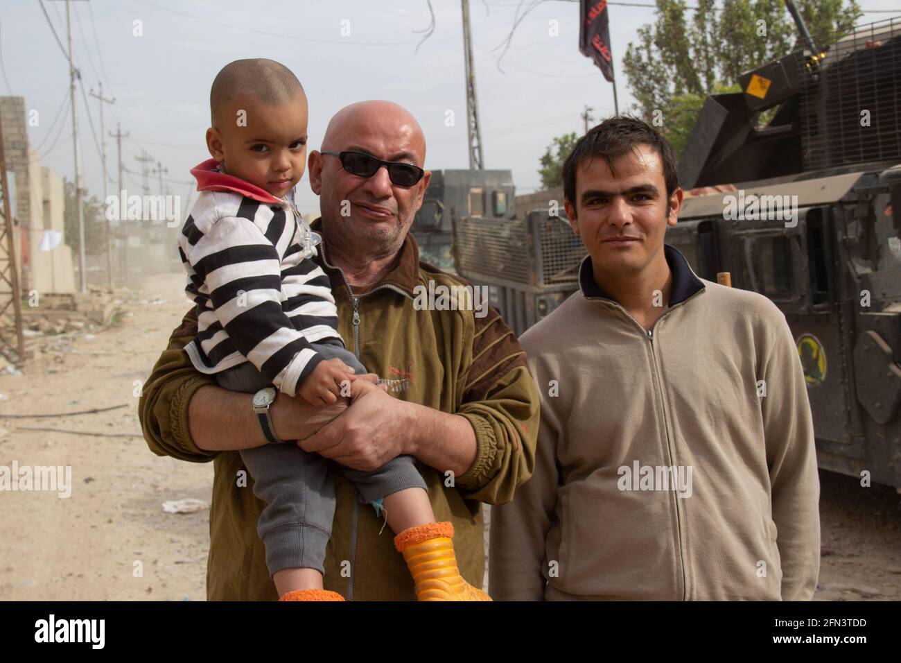 Un groupe de civils pose une photo au cours des premiers jours de l'opération de Mossoul dans le district d'Al Bakir à Mossoul est, en Iraq. Banque D'Images