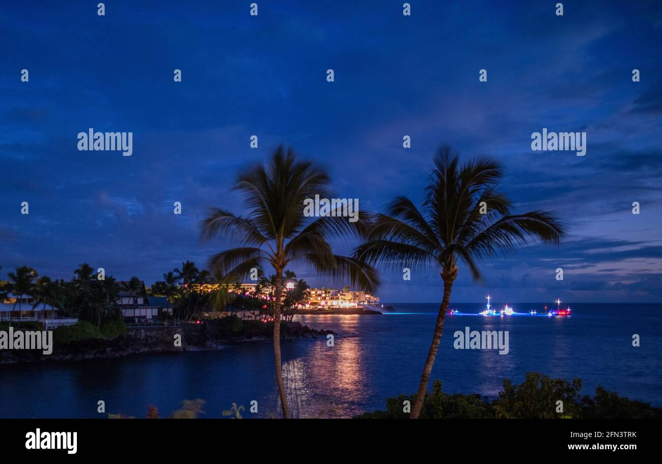 Keauhou Bay la nuit éclairée par le Sheraton Kona Resort Et spa et manta-ray de nuit avec tuba et bateaux de plongée Sur la grande île d'Hawaï Banque D'Images