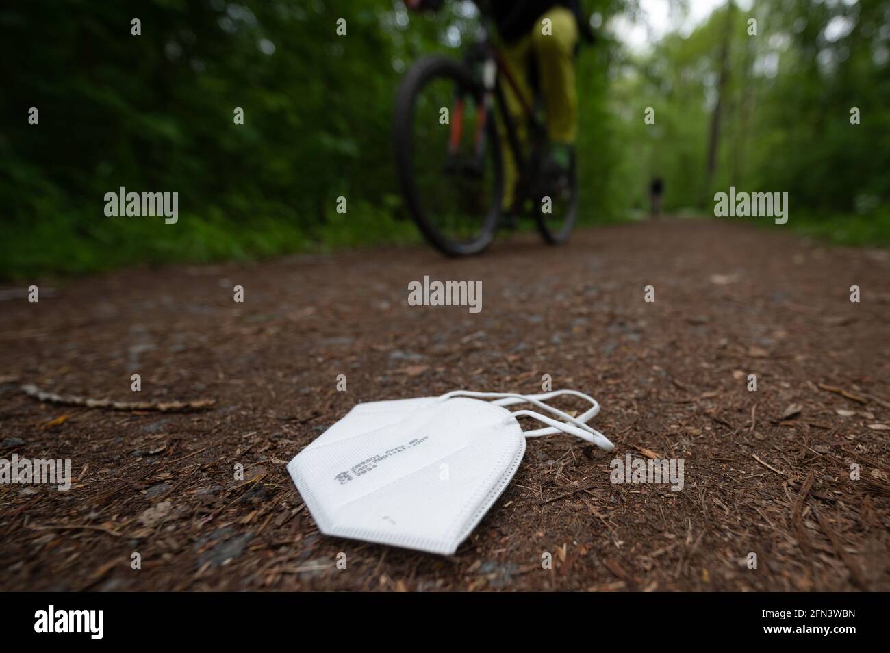 Stockstadt am Rhein, Allemagne. 13 mai 2021. Un masque récemment perdu se trouve sur un chemin dans le parc naturel de Kühkopf-Knoblochsaue. (À dpa 'sur le comportement des excursions dans la deuxième année de la pandémie') Credit: Sebastian Gollnow/dpa/Alamy Live News Banque D'Images