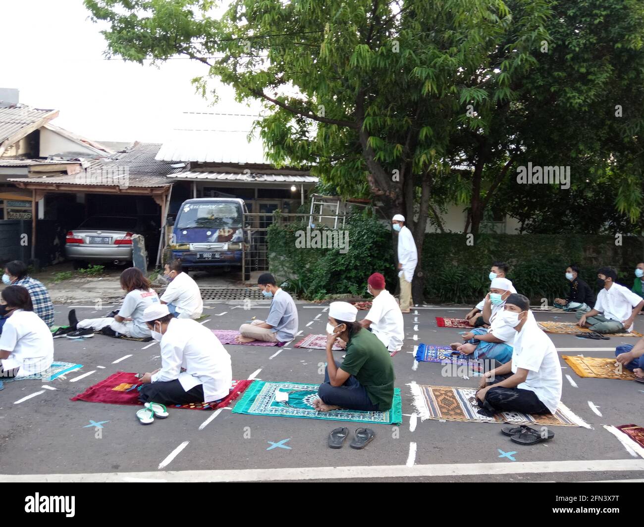 Photo éditoriale, 13 mai 2021, Indonésie, Djakarta orientale, rue devant la mosquée Mesjid ou Fahahilah assis Islam Homme utilisant le masque méduque, Listeni Banque D'Images