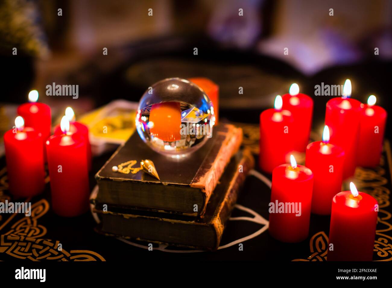 Boule de cristal pour prédire ou ésotérique voyance lors d'une seance de la  lumière de bougie Photo Stock - Alamy