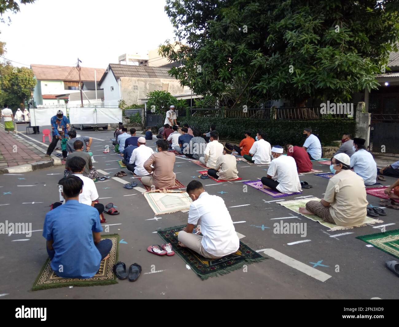 Photo éditoriale, 13 mai 2021, Indonésie, Djakarta orientale, rue devant la mosquée Mesjid ou Fahahilah assis Islam Homme utilisant le masque méduque, Listeni Banque D'Images