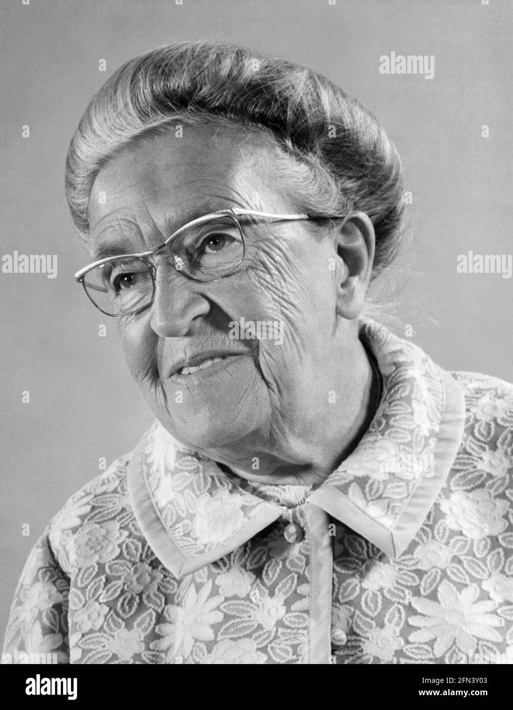Corrie Ten Boom (1892-1983) était un horloger hollandais et un chrétien arrêté par les nazis pour avoir caché des Juifs pendant la Seconde Guerre mondiale Elle a été emprisonnée à Scheveningen quand des matériaux de résistance et des cartes de ration supplémentaires ont été trouvés dans sa maison. Après le procès, elle a été transférée dans deux camps de concentration. Sa libération finale du camp de concentration de Ravensbrück (on lui a dit plus tard) était le résultat d'une erreur cléricale et une semaine plus tard, les autres femmes de son groupe d'âge ont été envoyées aux chambres à gaz. Son livre de 1971 et le film de 1975, The Hiding place, présentent le travail de sa famille pour cacher les réfugiés pendant la Seconde Guerre mondiale Banque D'Images