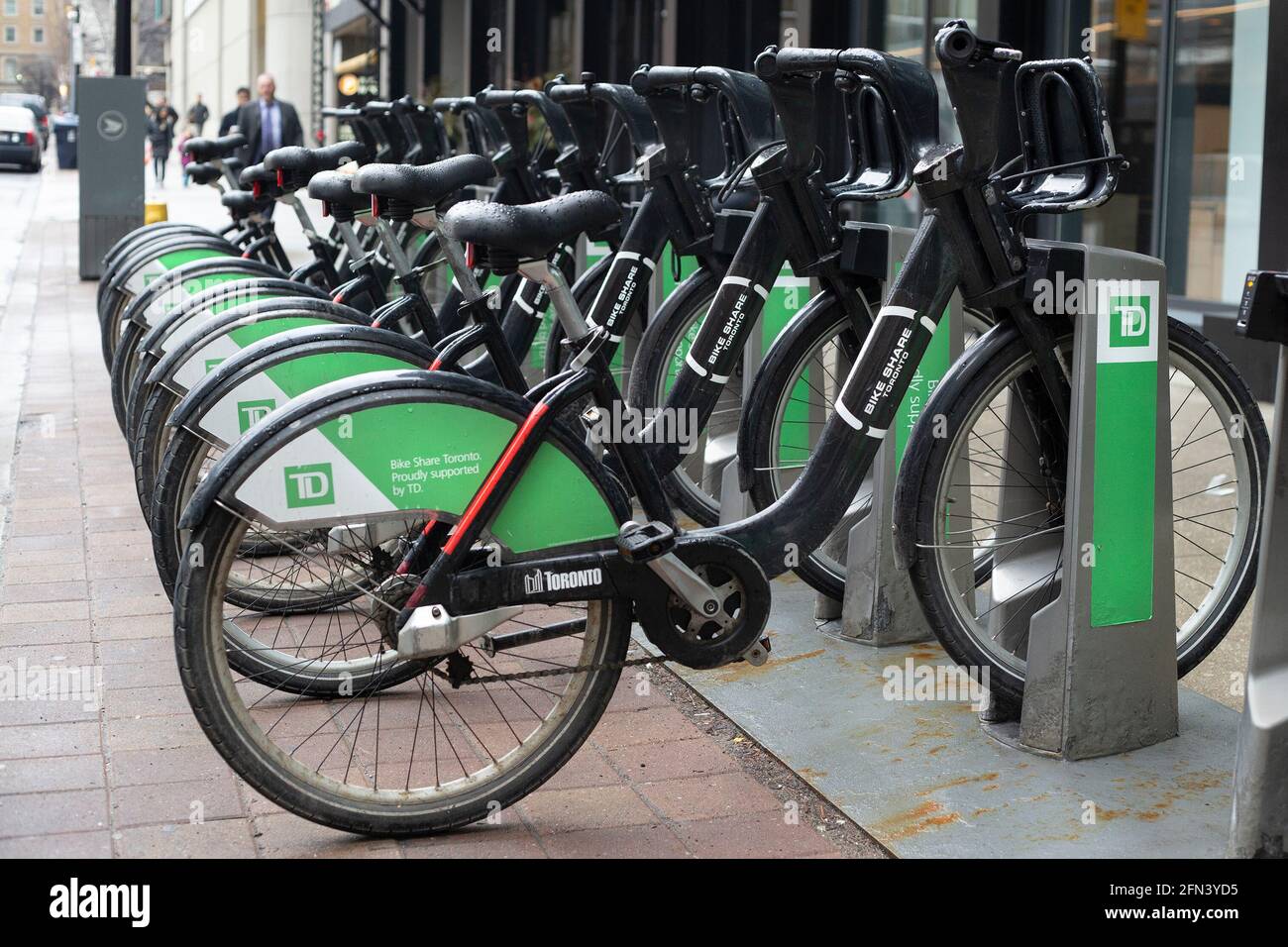Rangée de bicyclettes à une station de location de vélos sur un trottoir au centre-ville de Toronto, Ontario, Canada Banque D'Images