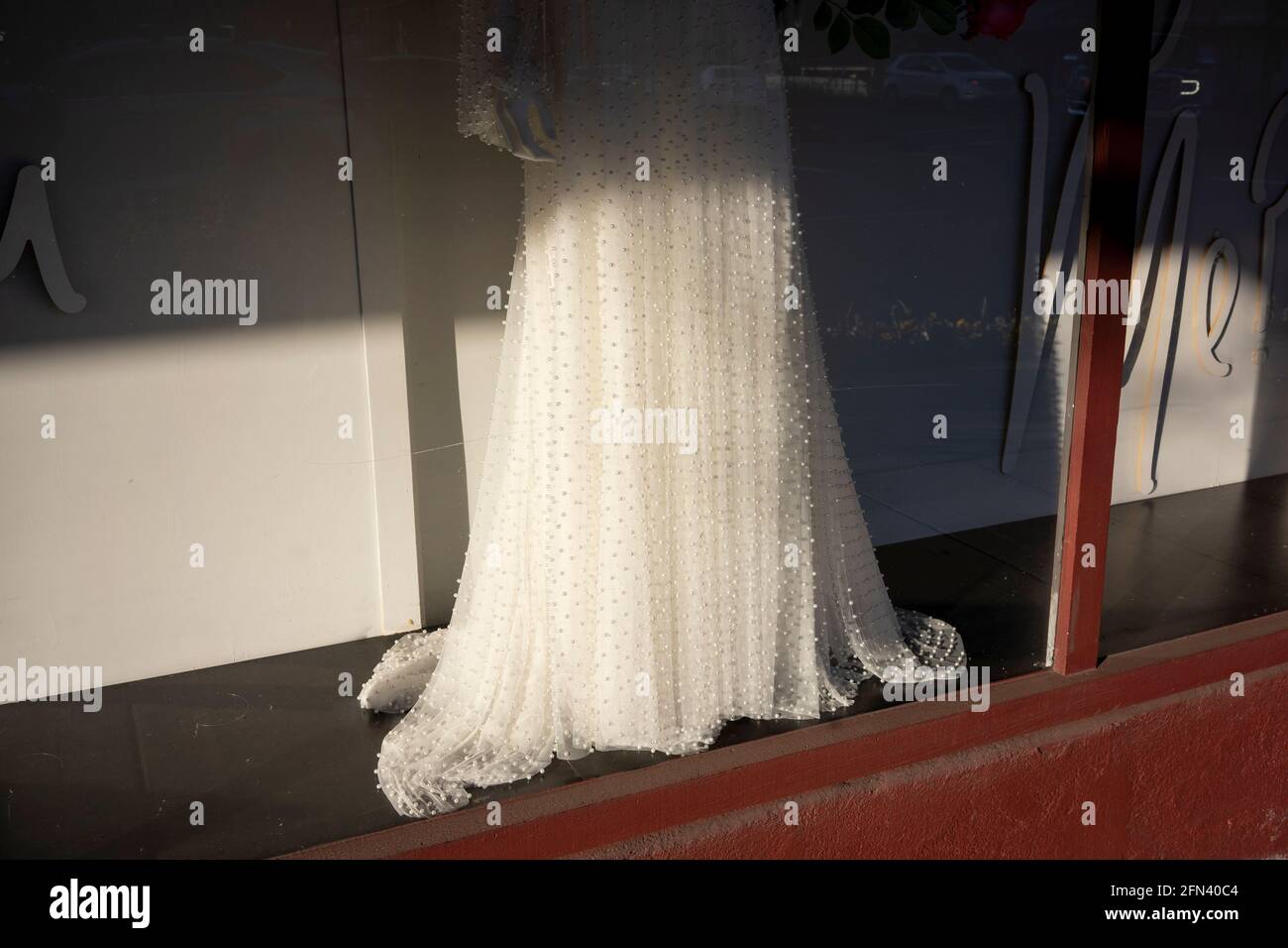 Exposition de fenêtres vue dans une boutique de mariage dans le centre-ville de Lake Oswego, Oregon, le jeudi 11 mars 2021. La crise de la COVID a inspiré ce qui semble être une vague... Banque D'Images