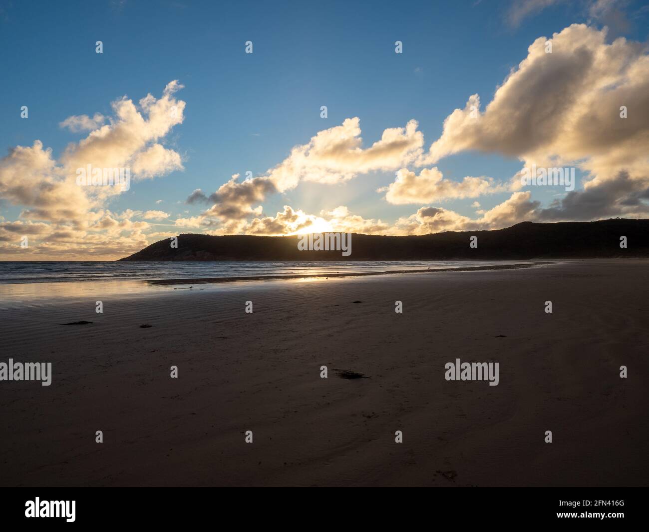 Le soleil se couche derrière les collines de Norman Beach, dans le parc national de Wilsons Promontory, en Australie Banque D'Images