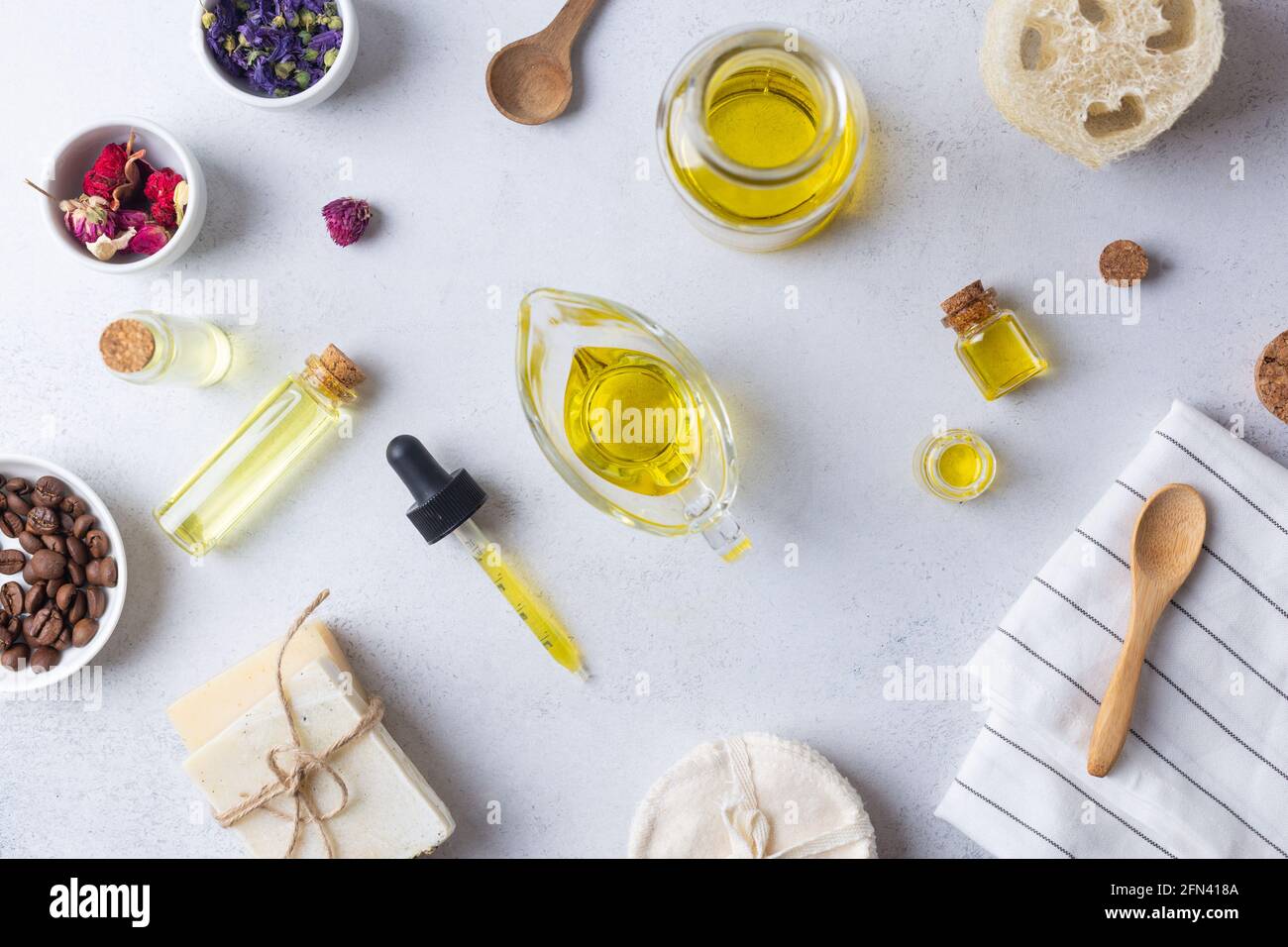 Accessoires de salle de bain naturels, produits de spa bio et de soins de beauté. Concept sans déchets, sans plastique. Pose à plat Banque D'Images