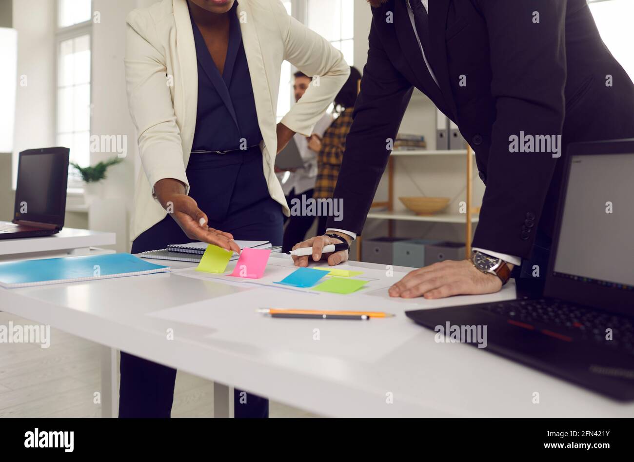 Une équipe d'hommes d'affaires créatifs remue-méninges au moment où ils commencent à travailler nouveau projet Banque D'Images