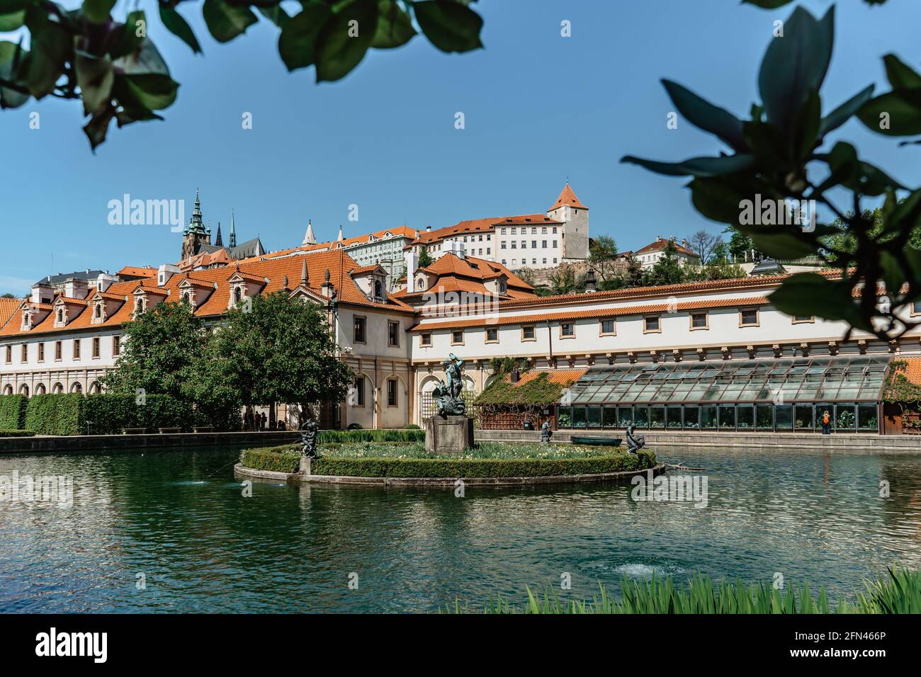Vue sur le château de Prague depuis Wallenstein, jardin Valdstejn construit en baroque Style avec magnifique étang et fontaine.le jardin est décoré de chêne et magnoli Banque D'Images