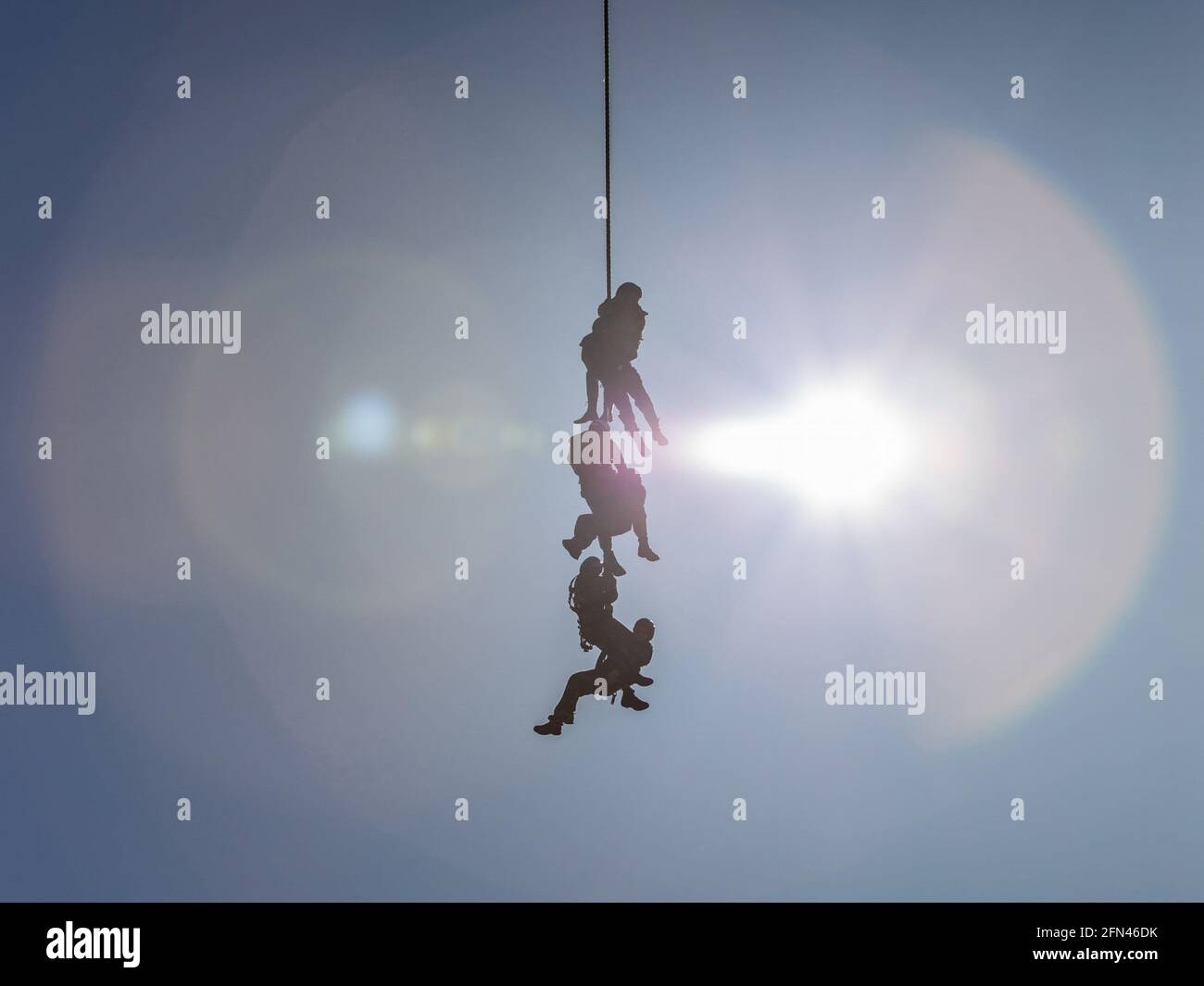 Moscou, Russie. 13 avril 2018. Un groupe de forces spéciales sur un câble contre le fond du soleil. Rassemblement des instructeurs chargés de l'émission pour l'atterrissage sans parachute des forces spéciales de Rosgvardia à l'aérodrome de la région de Kaluga. Crédit : SOPA Images Limited/Alamy Live News Banque D'Images