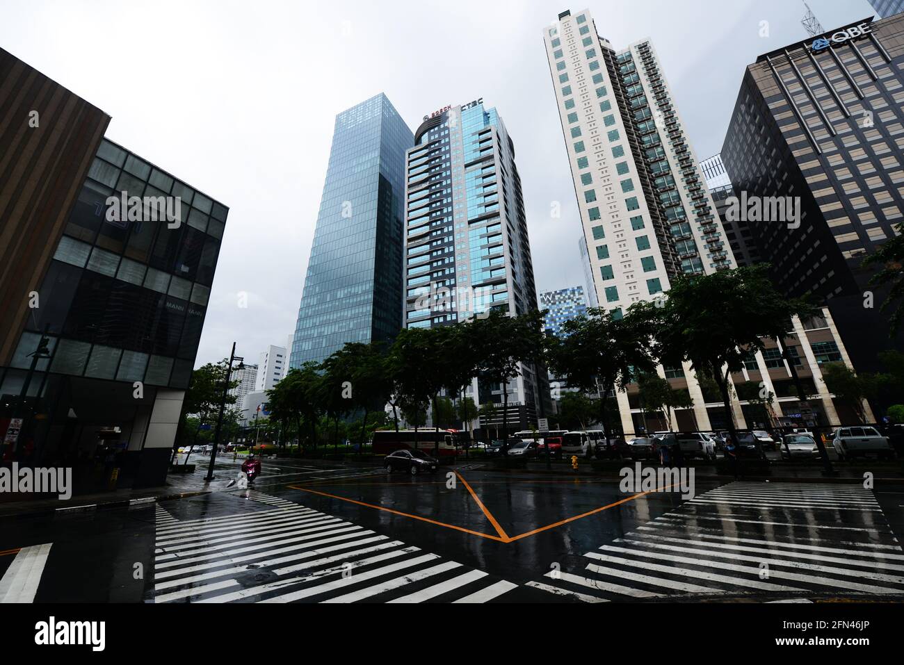 Gratte-ciel moderne à Bonifacio Global City, dans la région métropolitaine de Manille, aux Philippines. Banque D'Images